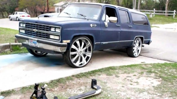 Coolys 1989 Chevy Suburban On 28s (b4