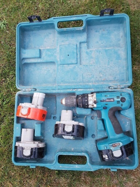 Makita Drill, Case And Batteries (spares Or Repairs)