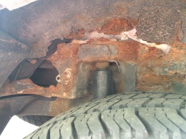 2005 Mazda Tribute Wheel Well Area Completely Rusted Out  25