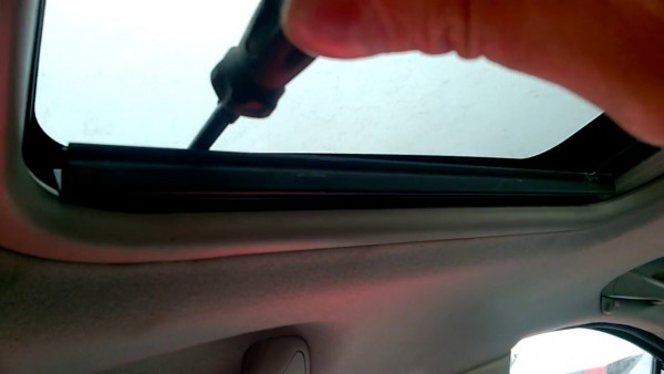 Removing And Adjusting The Sunroof Glass Volvo S60 2001
